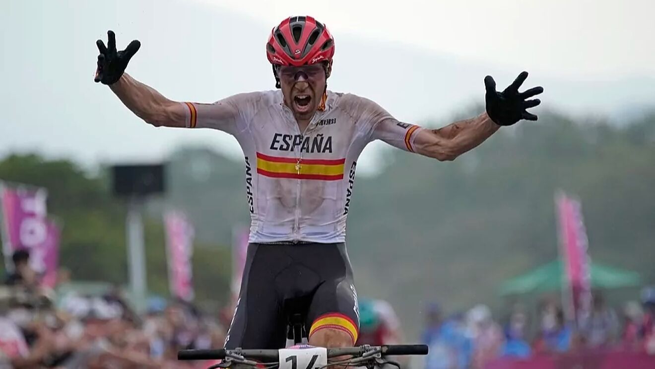 David Valero celebra la tercera plaza en la línea de meta 