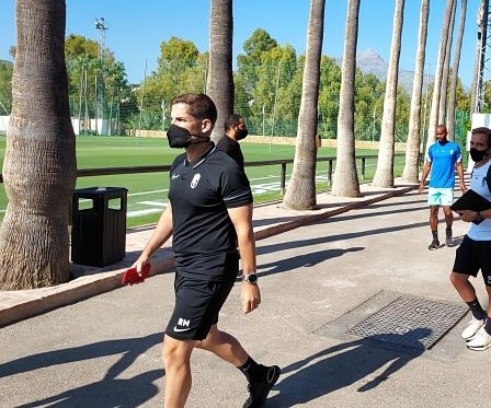 Robert Moreno, a su llegada en la tarde de ayer al Marbella Football Center (FRAN CALVO) Robert Moreno, a su llegada en la tarde de ayer al Marbella Football Center (FRAN CALVO)