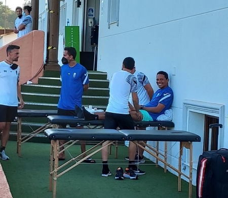 Bacca y Montoro fueron tratados por los fisios del club mientras se disputaba el duelo ante el Espanyol en el Marbella Football Center (FRAN CALVO) Bacca y Montoro fueron tratados por los fisios del club mientras se disputaba el duelo ante el Espanyol en el Marbella Football Center (FRAN CALVO)