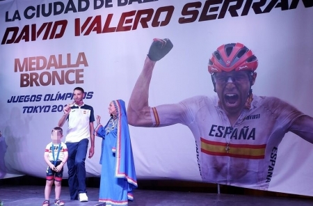 David Valero, junto a su hijo Marco, recibió la medalla de manos de la Dama de Baza (FRAN CALVO)