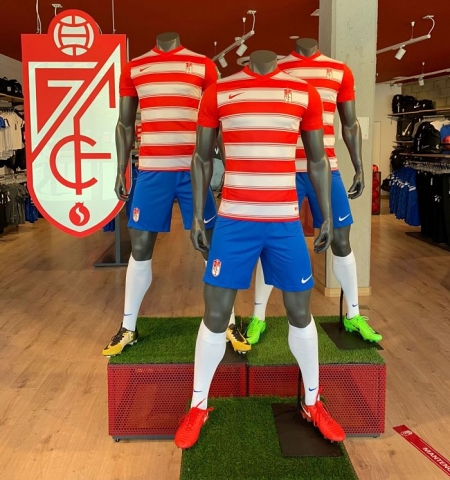 Nueva equipación del Granada para la temporada 2021/22 (JOSÉ VELASCO / GRJ) Nueva equipación del Granada para la temporada 2021/22 (JOSÉ VELASCO / GRJ)