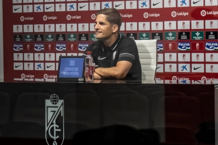 Robert Moreno, durante la rueda de presa post partido del Trofeo Ciudad de Granada (GRJ)