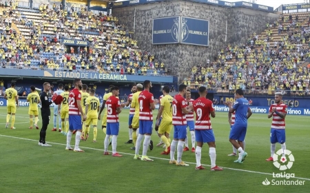 El Granada hizo el pasillo de homenaje al Villarreal por la Europa League en los momentos previos al choque de hoy (LALIGA)