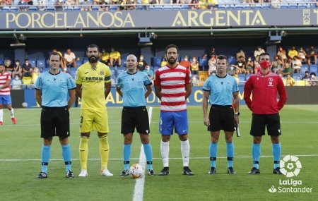 Germán Sánchez, en la foto de los capitanes junto a los árbitros antes de arrancar el Villarreal - Granada de ayer (LALIGA)