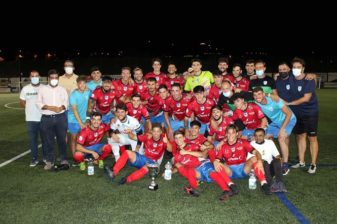 El Loja celebra su trofeo (PACO CASTILLO) 