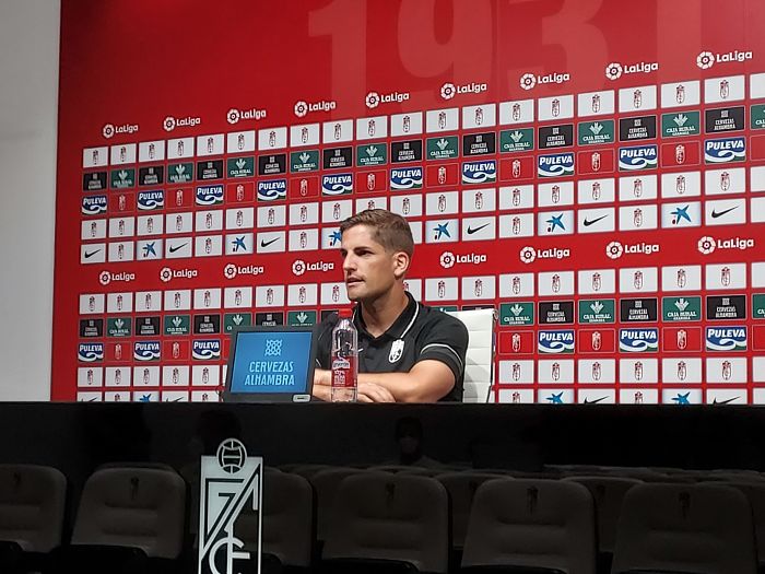 Robert Moreno, durante la rueda de prensa previa al encuentro frente al Valencia (FRAN CALVO)
