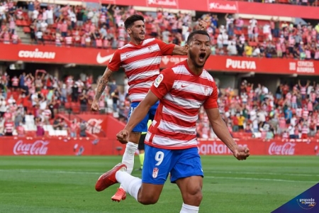El Granada empató ante el Valencia pese al tanto inicial de Luis Suárez (JOSÉ M. BALDOMERO) El Granada empató ante el Valencia pese al tanto inicial de Luis Suárez (JOSÉ M. BALDOMERO)