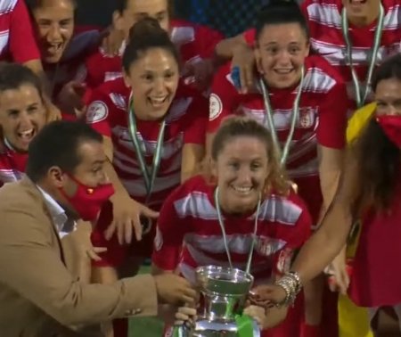 Lauri levantó la Copa Andalucía como capitana del Granada Femenino (RFAF TV) Lauri levantó la Copa Andalucía como capitana del Granada Femenino (RFAF TV)