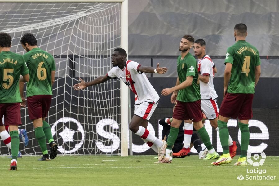 Nteka celebra el tercer tanto del Rayo al Granada, justo antes del descanso (LALIGA)