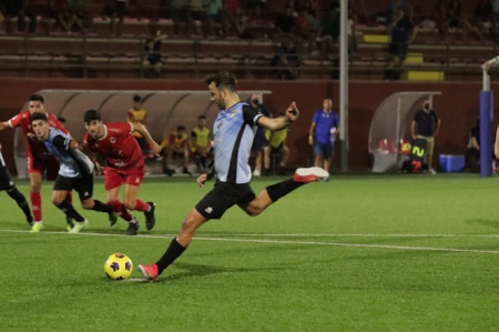 Fran Bea lanza el penalti del empate a dos (JORGE LOZANO) 