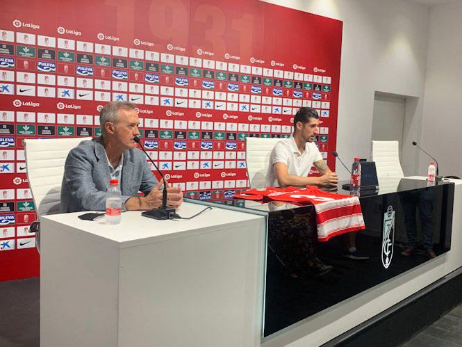 Pep Boada y Sergio Escudero, durante la rueda de prensa en la presentación del jugador este mediodía (JOSÉ VELASCO)