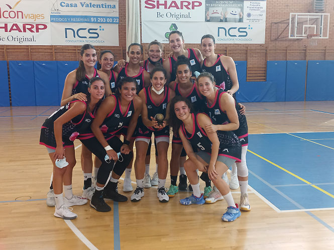 La jugadoras de Raca con el trofeo (RACA) 