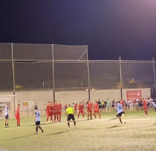 Momento en el que Fran Bea estrelló la falta contra el travesaño, lo que hubiera supuesto el 1-0 para el Arenas ante el Rincón (ARENAS DE ARMILLA)