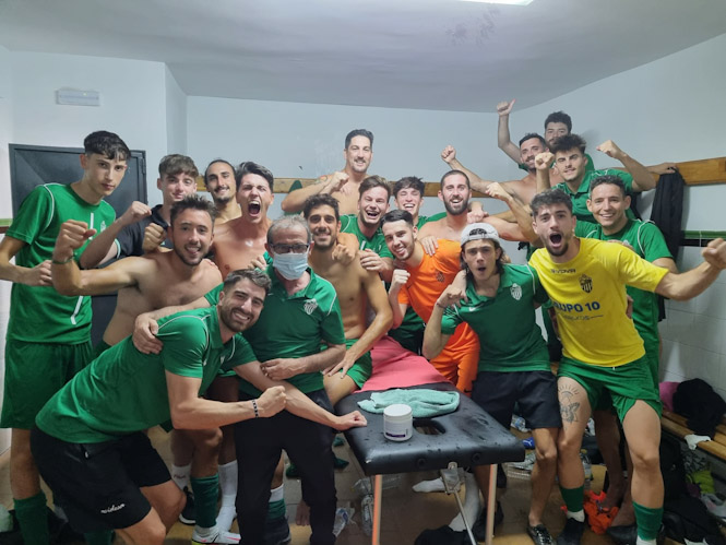 El Atarfe celebra la clasificación en vestuarios (ATARFE INDUSTRIAL)
