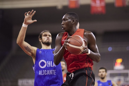 Petit Niang se ha fajado en la zona (FERMÍN RODRÍGUEZ / FUNDACIÓN CB GRANADA) 