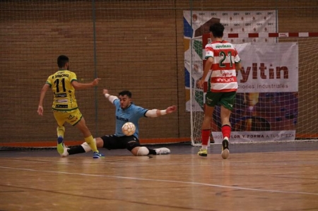 José Ángel frena a un jugador jienense (SIMA GRANADA) 