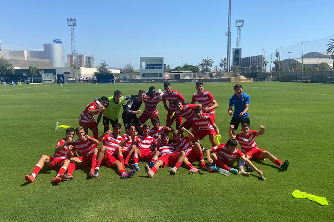 El juvenil del Granada celebra la victoria en Málaga (CANTERA NAZARÍ) 
