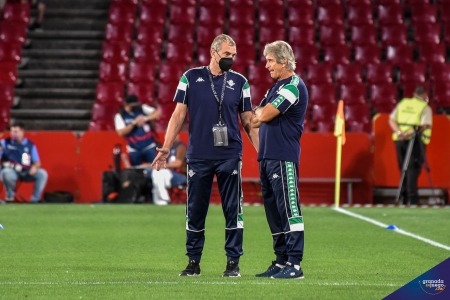 Manuel Pellegrini, junto a un miembro de su cuerpo técnico, pensativo antes del encuentro en el `Nuevo Los Cármenes` (JOSÉ M. BALDOMERO) Manuel Pellegrini, junto a un miembro de su cuerpo técnico, pensativo antes del encuentro en el `Nuevo Los Cármenes` (JOSÉ M. BALDOMERO)