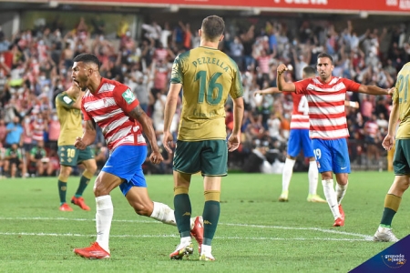 El Granada estuvo irreconocible ante el Betis y acabó perdiendo en el último minuto (JOSÉ M. BALDOMERO) El Granada estuvo irreconocible ante el Betis y acabó perdiendo en el último minuto (JOSÉ M. BALDOMERO)