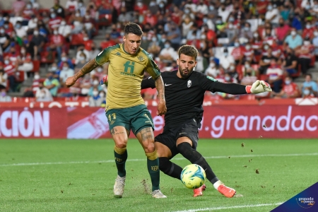 Luis Maximiano, ante Tello en el lance que le costó algunos silbidos por parte de la afición (JOSÉ M. BALDOMERO) Luis Maximiano, ante Tello en el lance que le costó algunos silbidos por parte de la afición (JOSÉ M. BALDOMERO)