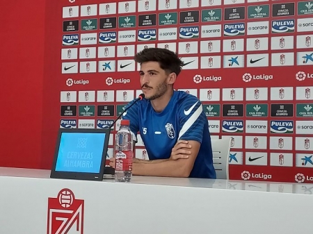 Carlos Neva, durante la comparecencia de prensa en la Ciudad Deportiva (FRAN CALVO) Carlos Neva, durante la comparecencia de prensa en la Ciudad Deportiva (FRAN CALVO)