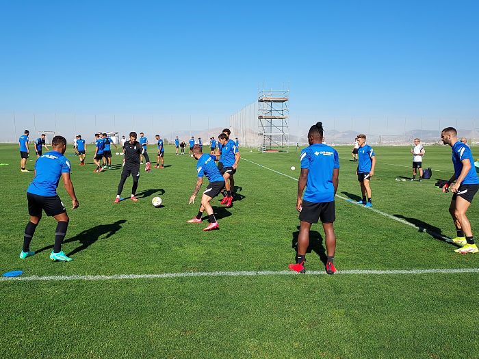 Imagen del entrenamiento del Granada esta mañana en la Ciudad Deportiva (FRAN CALVO) 