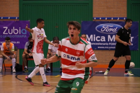 Miguel Fernández celebra uno de sus goles (SERGIO RODRÍGUEZ / SIMA GRANADA) 