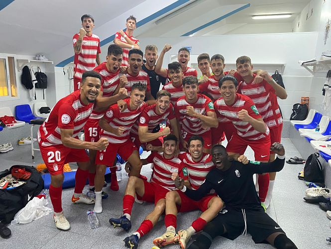 El Recreativo celebra la victoria en vestuarios (CANTERA NAZARÍ) 