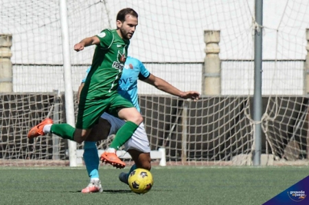 Álex Ortega se va de un jugador del Villacarrillo (JOSÉ M. BALDOMERO) Álex Ortega se va de un jugador del Villacarrillo (JOSÉ M. BALDOMERO)