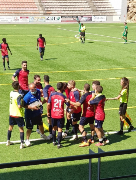 El Estepona celebra el cuarto tanto (CD ESTEPONA) El Estepona celebra el cuarto tanto (CD ESTEPONA)
