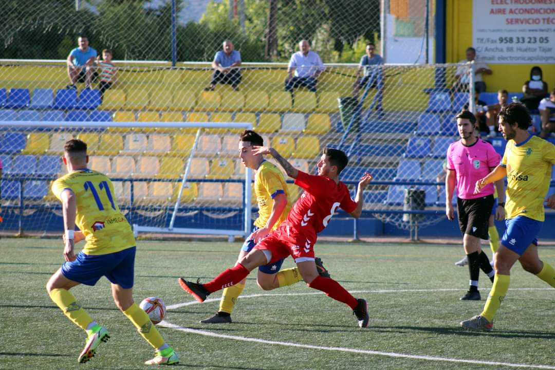Una acción del partido entre AgroisaHuétorTájary El Palo (PACOCASTILLO) 
