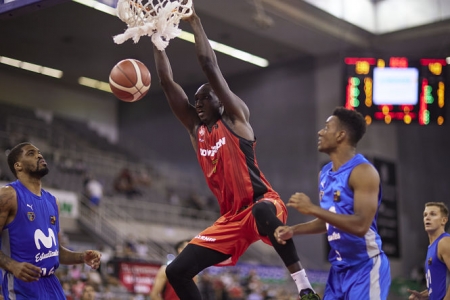 Petit Niang se cuelga del aro (FERMÍN RODRÍGUEZ / FUNDACIÓN CB GRANADA) 