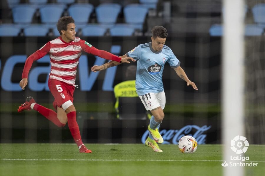 Luis Milla, durante un lance del partido en `Balaídos` (LALIGA)