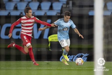 Luis Milla, durante un lance del partido en `Balaídos` (LALIGA)