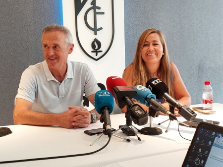 Pep Boada y Patricia Rodríguez, durante la reunión con los medios al término del mercado veraniego (GRJ) Pep Boada y Patricia Rodríguez, durante la reunión con los medios al término del mercado veraniego (GRJ)