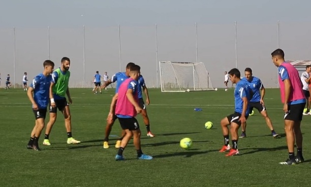 Gonalons, segundo por la izquierda con la mano vendada, hace el rondo junto a sus compañeros (GCF TV)