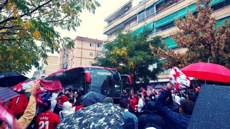 Momento de la llegada del autobús del Granada CF al `Nuevo Los Cármenes` (FRAN CALVO) Momento de la llegada del autobús del Granada CF al `Nuevo Los Cármenes` (FRAN CALVO)