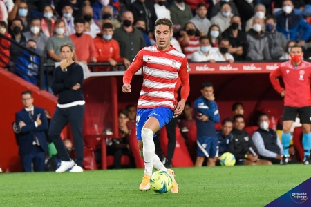 Rochina, durante el encuentro ante el Sevilla (JOSÉ M. BALDOMERO) Rochina, durante el encuentro ante el Sevilla (JOSÉ M. BALDOMERO)