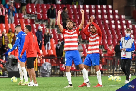 Granada explotó de alegría con la primera victoria de su equipo en liga (JOSÉ M. BALDOMERO)