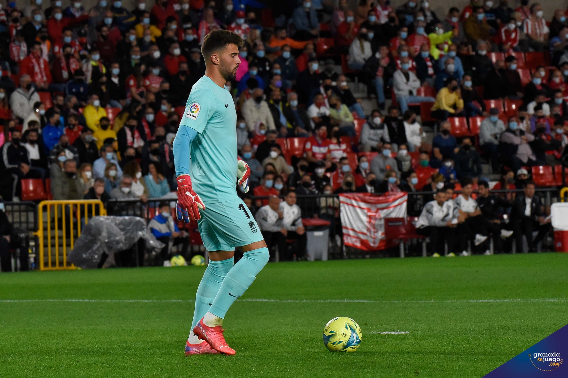 Luís Maximiano fue clave en la victoria del Granada sobre el Sevilla y acabó con su portería a cero (JOSÉ M. BALDOMERO)