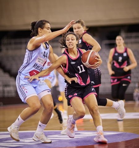 Marina Gea intenta irse de una jugadora del Celta (RACA) Marina Gea intenta irse de una jugadora del Celta (RACA)