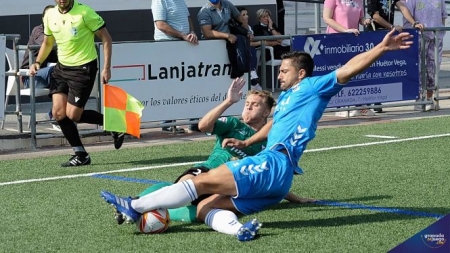 El partido entre Huétor Vega y Alhaurín de la Torre fue muy intenso (JOSÉ M. BALDOMERO) 