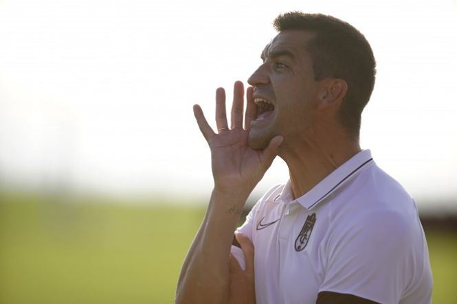 Rubén Torrecilla da instrucciones durante un partido (GRANADA CF) 