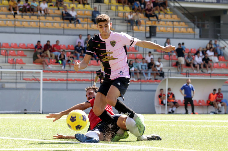 El Arenas de Armilla recibe en su estadio a La Cañada At. (JORGE LOZANO)