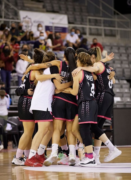 Las jugadoras celebran la victoria (RACA) 