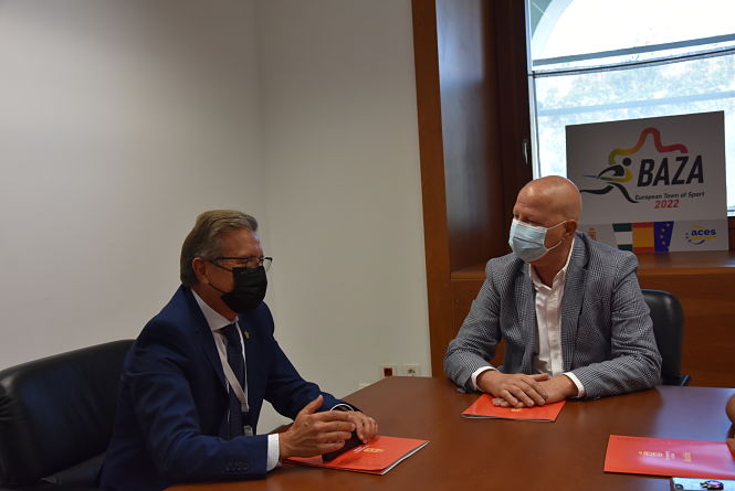 Imagen de la reunión entre Javier Imbroda y el Alcalde de Baza (AYTO. BAZA) 
