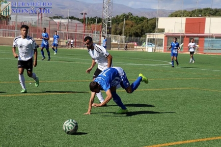 Un jugador del conjunto `serrano` recibe una falta (MANU LÓPEZ / ATLÉTICO MONACHIL) 