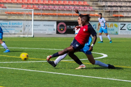 El Loja mejoró ante el Estepona (ENCARNI QUESADA)