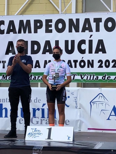 Carla Pérez en el podium del Campeonato de Andalucía celebrado en Alhaurín el Grande (AYTO. OTURA) 