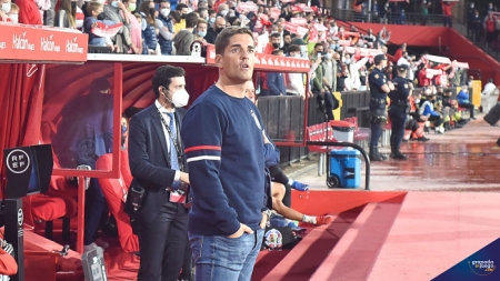 Robert Moreno, en los instantes previos del Granada - Getafe en el `Nuevo Los Cármenes` (JOSÉ M. BALDOMERO)
